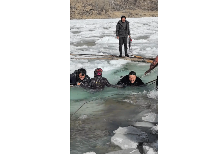 Полицейские и местные жители спасли провалившихся под лед диких оленей