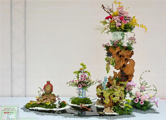 В Чунцине мастера флористики встретили Новый год конкурсом цветочного искусства