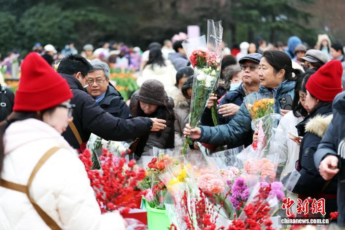 В Шанхае растёт популярность новогодней цветочной ярмарки
