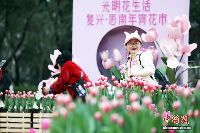 В Шанхае растёт популярность новогодней цветочной ярмарки