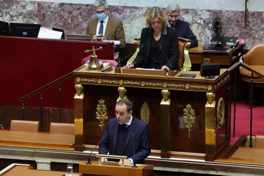 Правительство Франции избежало вотума недоверия из-за бюджетного вопроса