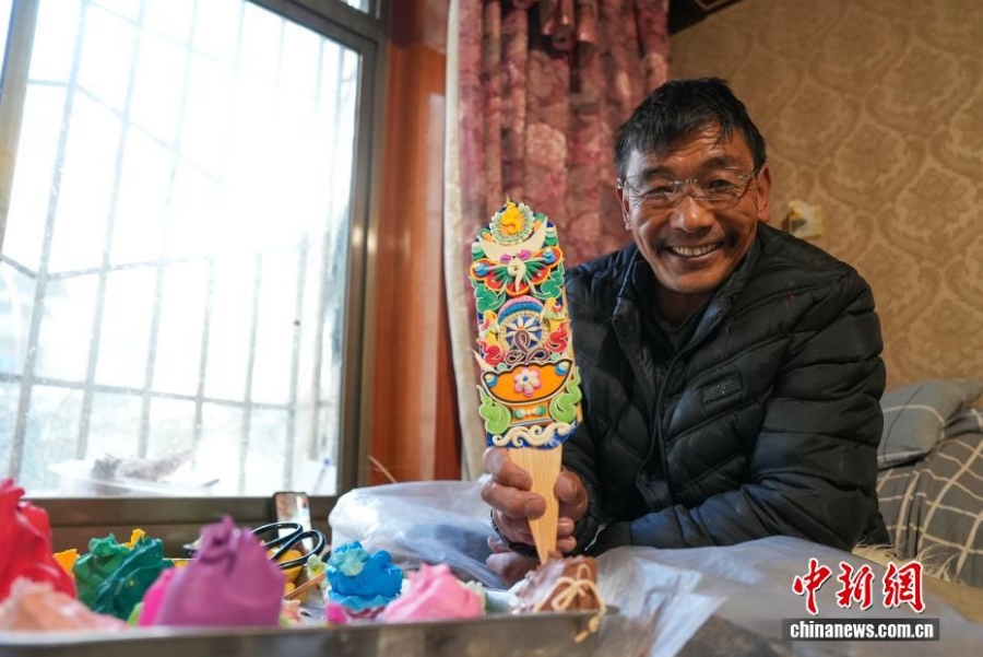 Мастера создают масляные фигурки к сицзанскому Новому году