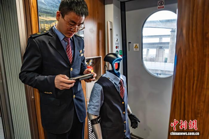 В скоростных поездах Чжэцзяна начал работать робот-проводник
