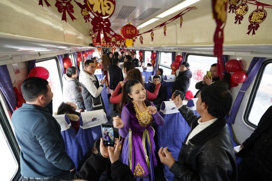 В Синьцзяне пассажирский поезд превратился в «новогодний базар»