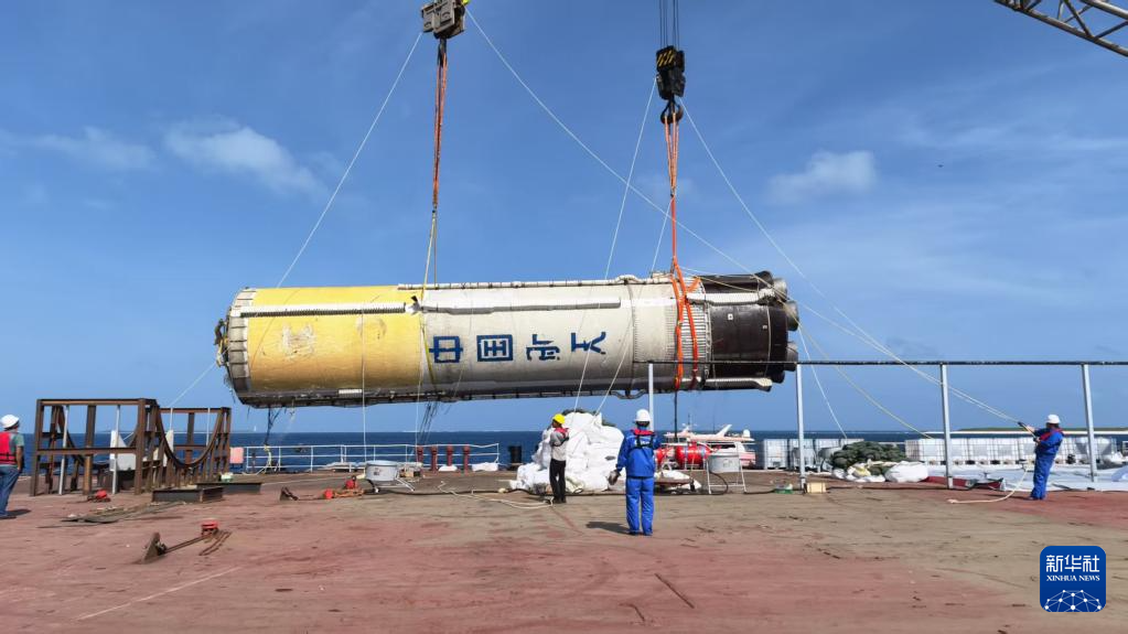 Первая ступень ракеты-носителя "Чанчжэн-10" успешно извлечена из моря