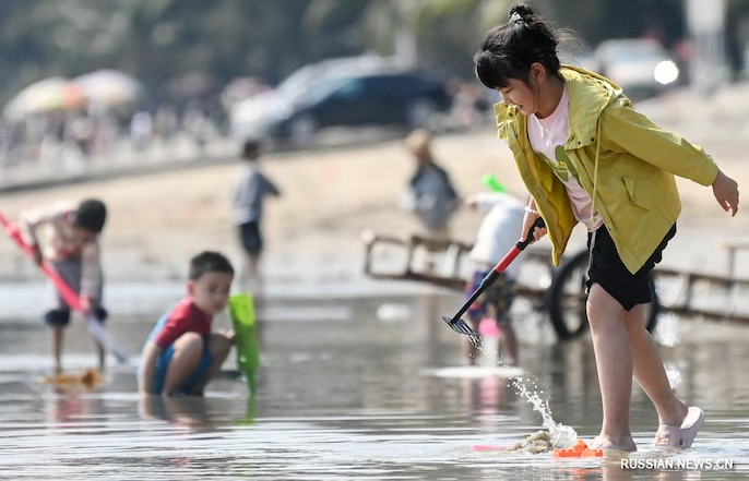 Туристический бум во время каникул по случаю праздника Весны на "золотом пляже" на юге Китая