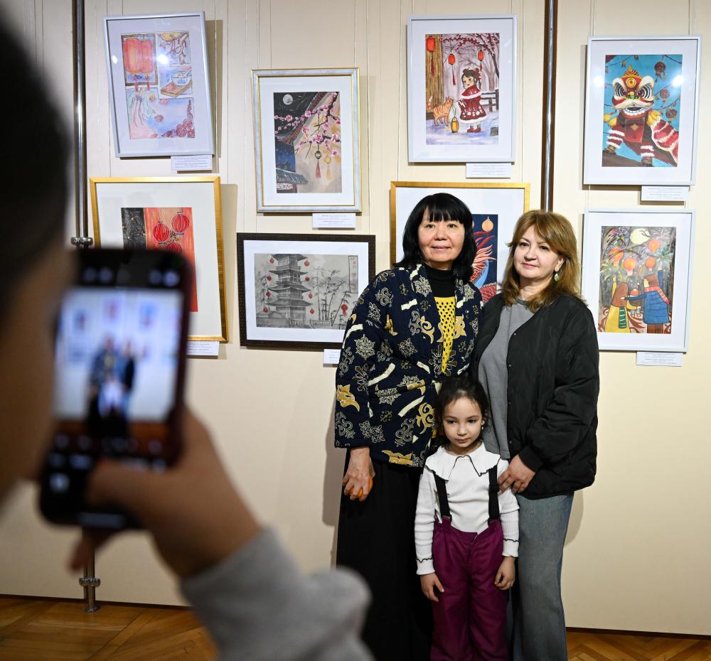 В Казахстане открылась выставка детского творчества , приуроченная к китайскому Новому году