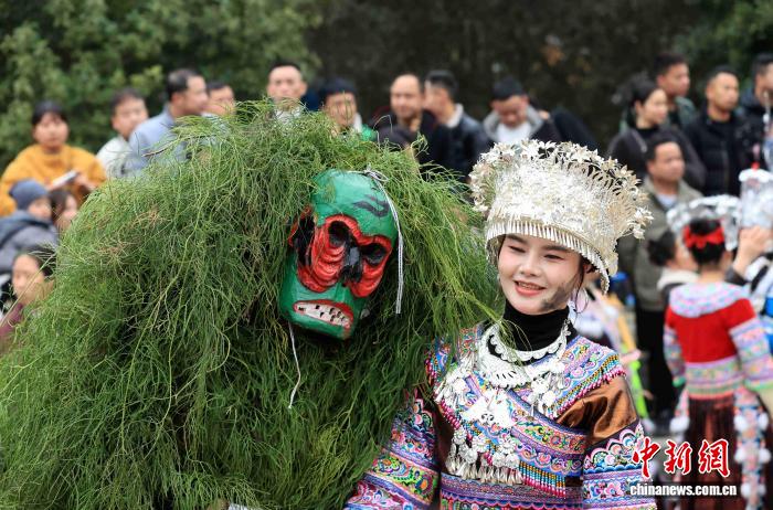 Жители уезда Жунъань в образах «Манхао» встречают Новый год