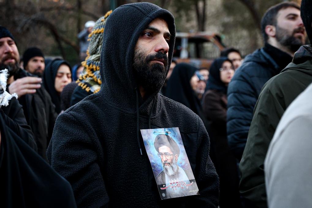 Иранцы оплакивают смерть верховного лидера Али Хаменеи