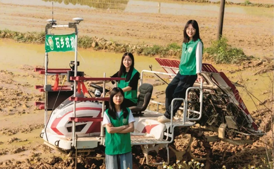 «Девушка за рулем трактора тоже может быть крутой» – история депутата ВСНП Шэнь Яньфэнь