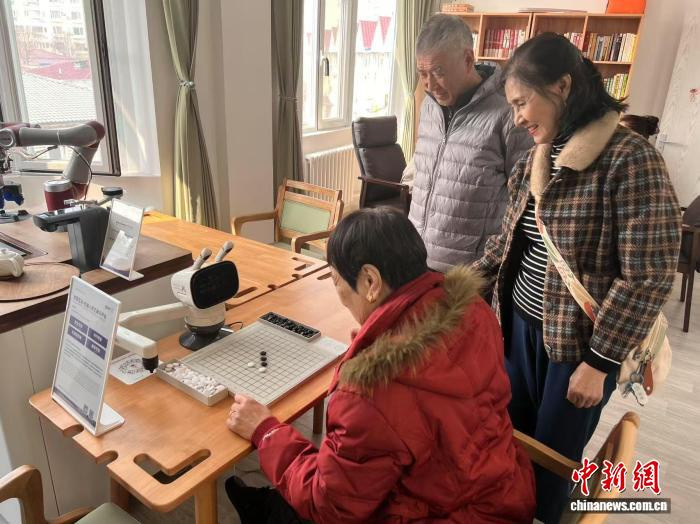 В Пекине открылся первый в мире роботизированный центр ухода за пожилыми людьми