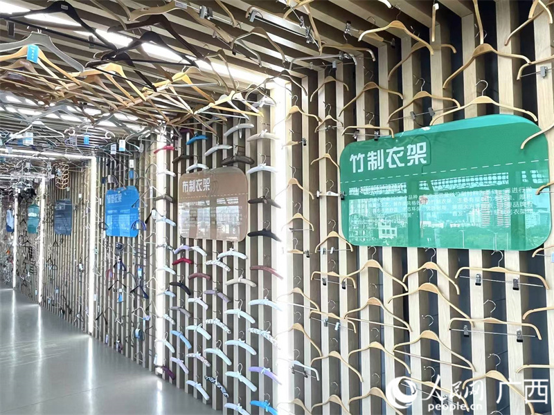 Китайский город Липу снабжает вешалками более 100 стран мира