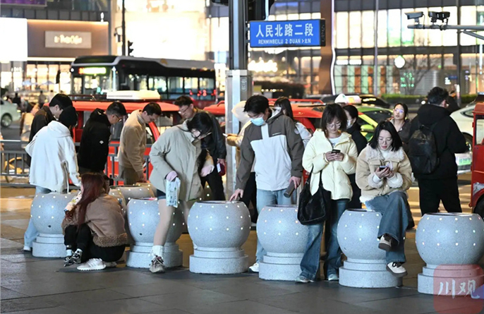 В Чэнду появились уличные столбики с беспроводной зарядкой