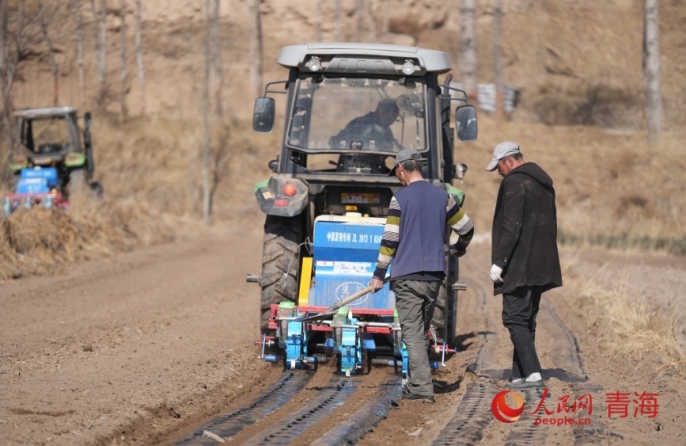 Интеллектуальная техника помогает весенним полевым работам в Цинхае