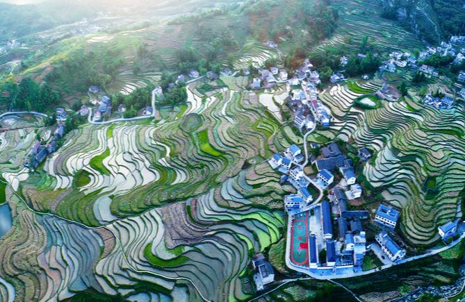 Террасные поля Фэнъянь в провинции Шэньси способствуют развитию местного туризма