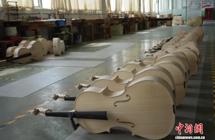 Китайский уезд Цюэшань производит более 40% всех скрипок в стране