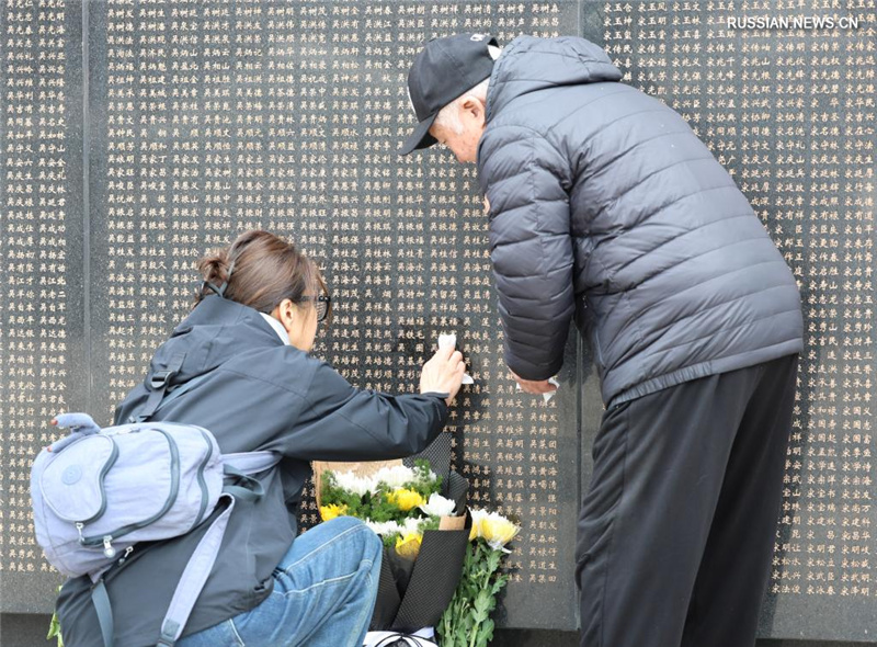 В Китае чтят память павших героев по случаю праздника Цинмин