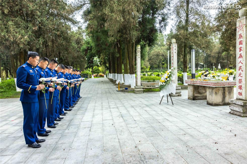 В Китае чтят память павших героев по случаю праздника Цинмин