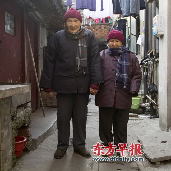 «Столетняя пара» из Шанхая в наряде влюбленных